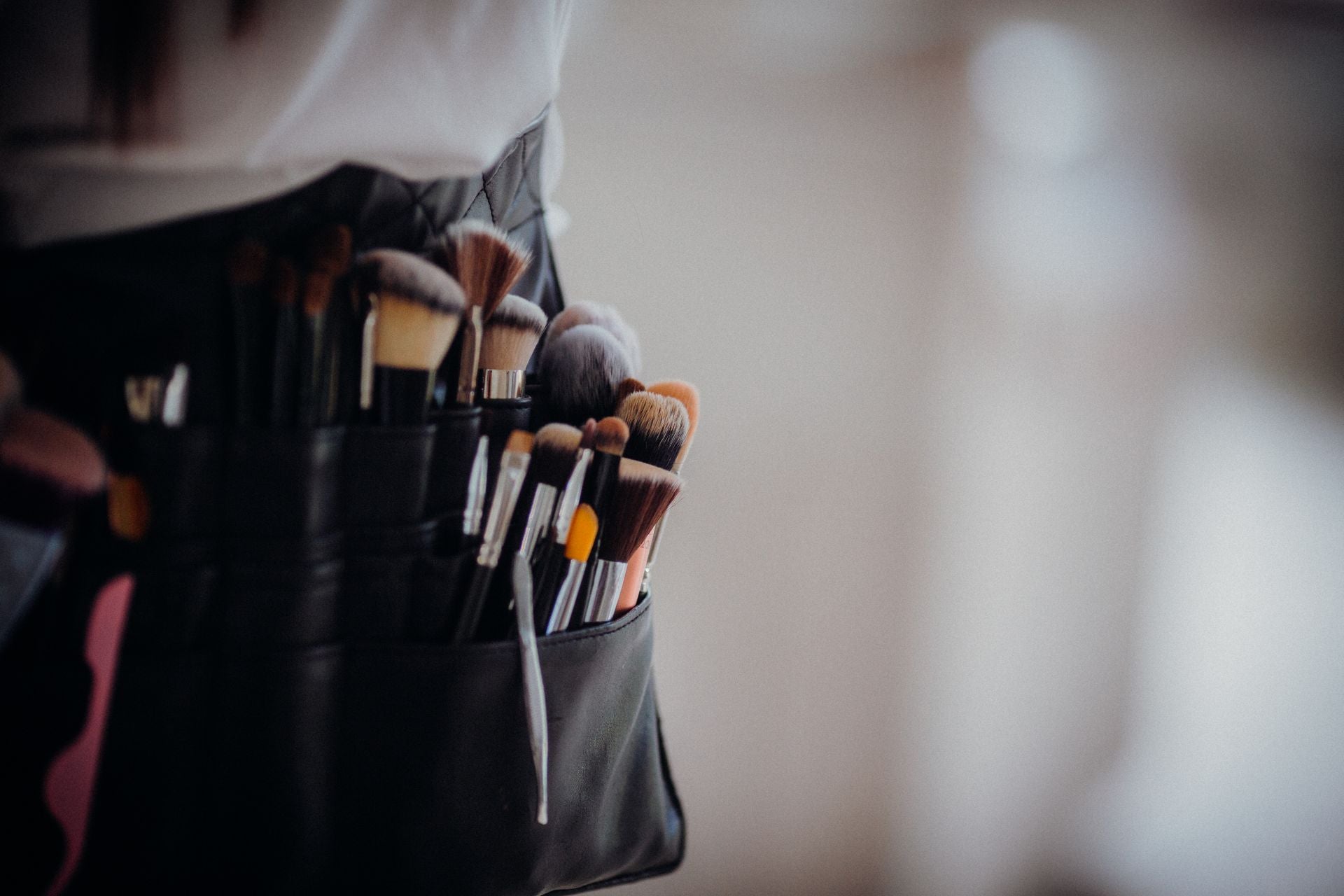 Make-up-Pinsel und Styling-Werkzeuge in einer Gürteltasche als Teil der Produktionsausrüstung für Film- und Fotoproduktionen in Berlin.