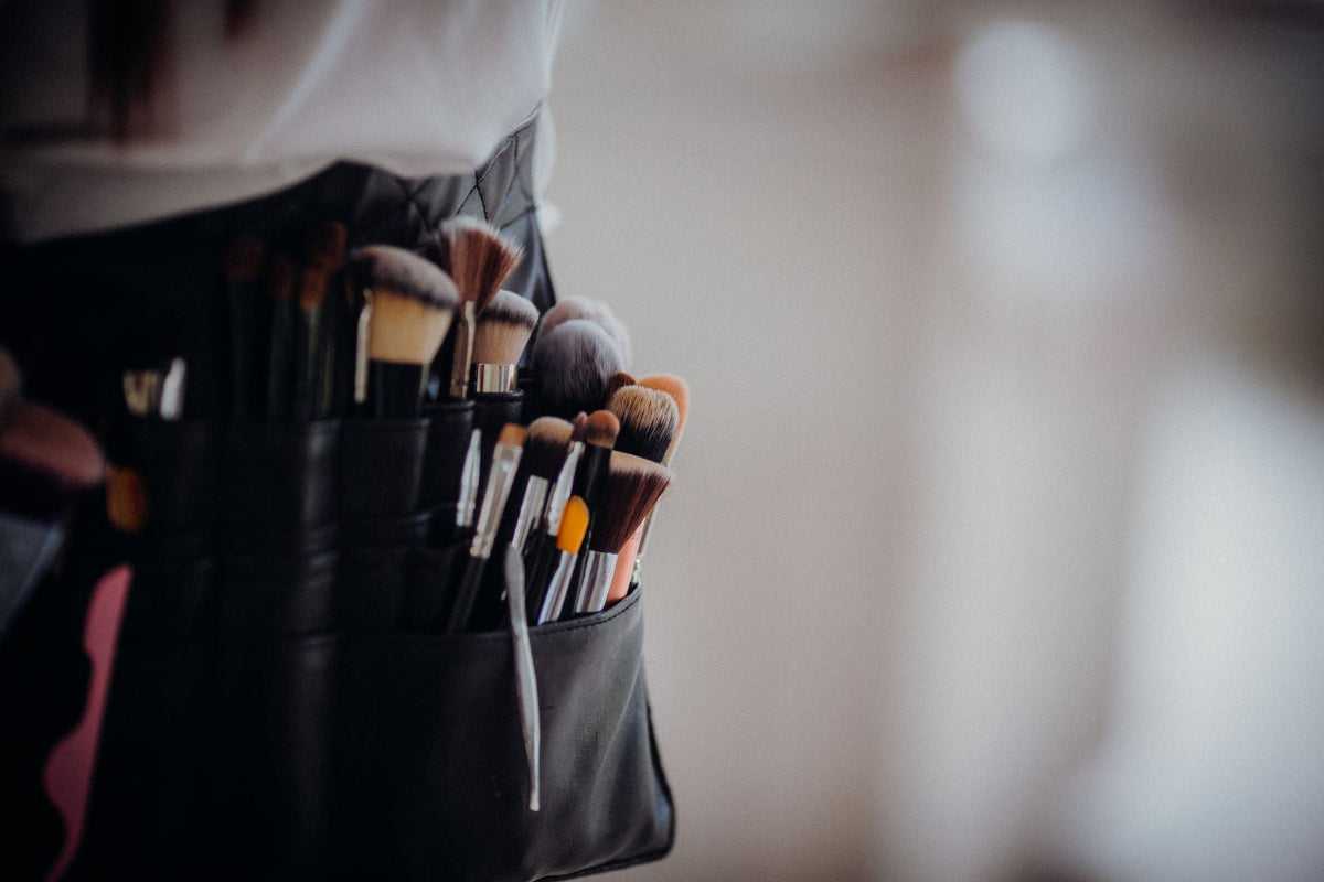 Make-up-Pinsel und Styling-Werkzeuge in einer Gürteltasche als Teil der Produktionsausrüstung für Film- und Fotoproduktionen in Berlin.