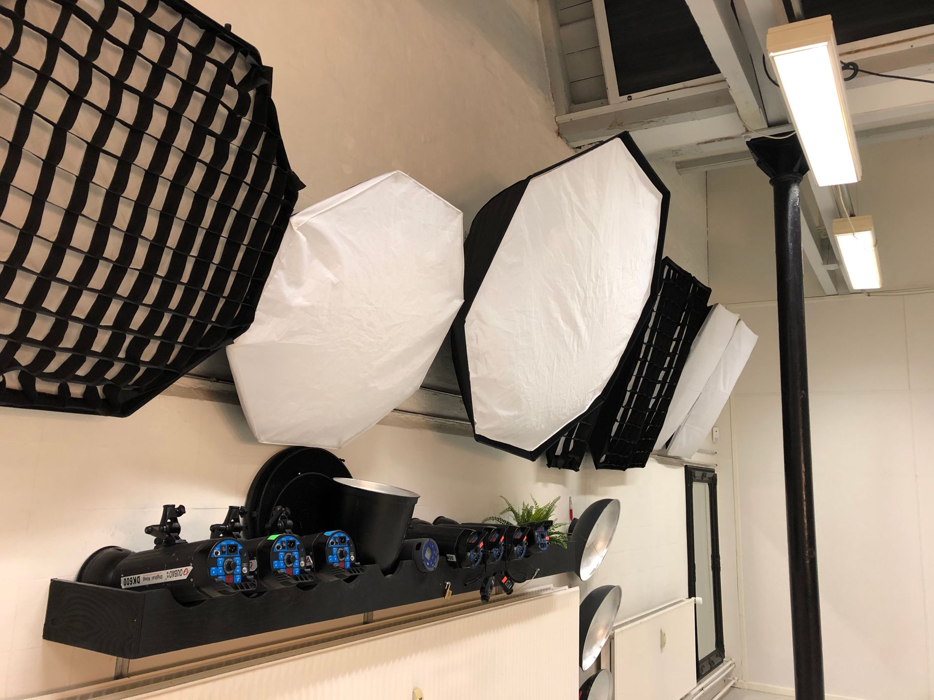 Welcher Anbieter in Berlin vermietet komplette Setups für Produktion, Licht oder Styling?